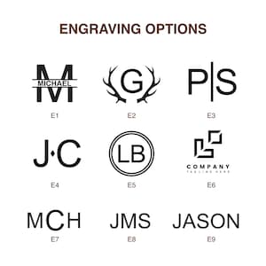 Puede incluir: Un fondo blanco muestra nueve opciones de grabado en negro. Las opciones incluyen iniciales, nombres y un logotipo de empresa. El texto "ENGRAVING OPTIONS" est&aacute; en la parte superior. Cada dise&ntilde;o est&aacute; etiquetado con una combinaci&oacute;n de letra y n&uacute;mero.