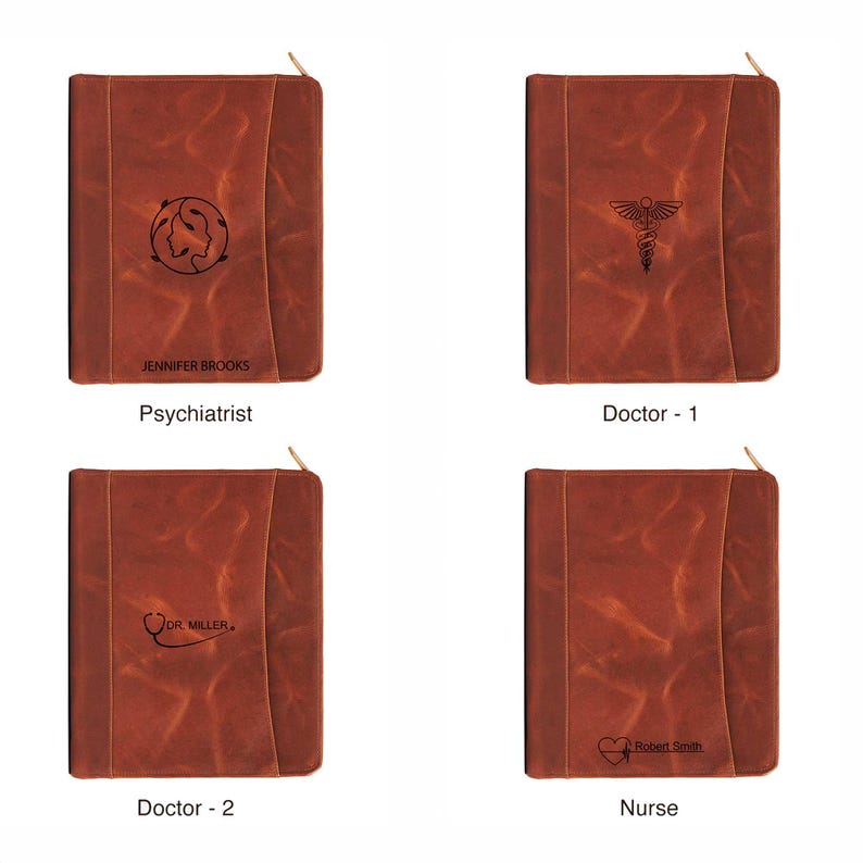 Puede incluir: Cuatro diarios de cuero marr&oacute;n con cremalleras doradas. Cada diario tiene un s&iacute;mbolo o texto m&eacute;dico diferente: "Psiquiatra" con un dise&ntilde;o de perfil, "Doctor - 1" con un caduceo, "Doctor - 2" con un estetoscopio y "Enfermera" con un coraz&oacute;n.