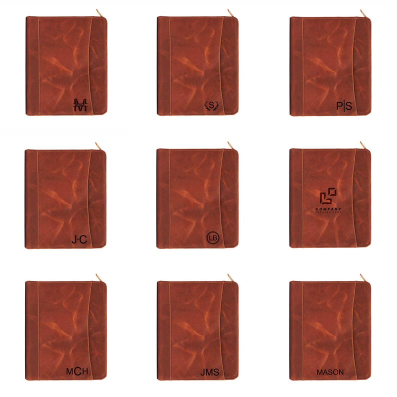 Puede incluir: Nueve diarios de cuero marr&oacute;n con cremalleras doradas. Cada diario tiene un dise&ntilde;o &uacute;nico, incluyendo iniciales como "M", "S", "P/S", "J/C", "L/B" y "JMS", junto con un logotipo de empresa y el nombre "MASON".