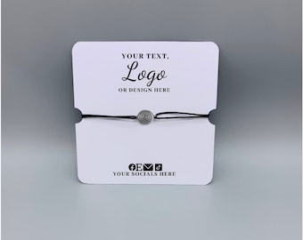 Könnte beinhalten: Ein minimalistisches Armband mit einem silbernen Spiralanhänger an einem schwarzen Band. Das Armband wird auf einer weißen Karte mit dem Text "YOUR TEXT, Logo OR DESIGN HERE" und Social-Media-Symbolen präsentiert. Das Design ist schlicht und elegant.