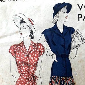 以下が含まれることがあります： 女性用ドレスのイラストが描かれた、ヴィンテージのヴォーグパターン。表紙には、赤い花柄と柄のスカートの2つのドレスを着た2人の姿が描かれています。「Vogue Pattern」の文字が大きく表示され、サイズ情報も記載されています。