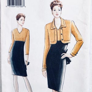 Puede incluir: Un sobre de patrón de costura Very Easy Very Vogue 9316 para tallas 6-8-10. La ilustración muestra un conjunto de dos piezas con una chaqueta corta de color amarillo mostaza con cuello y botones, sobre un vestido negro hasta la rodilla con escote en V.