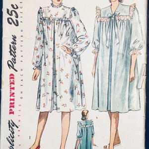 Puede incluir: Patr&oacute;n Simplicity vintage 2303 con ilustraciones de camisones. El patr&oacute;n muestra un camis&oacute;n con estampado floral y un camis&oacute;n azul liso con ribete de encaje. El patr&oacute;n es talla 12, contorno de busto 76 cm.