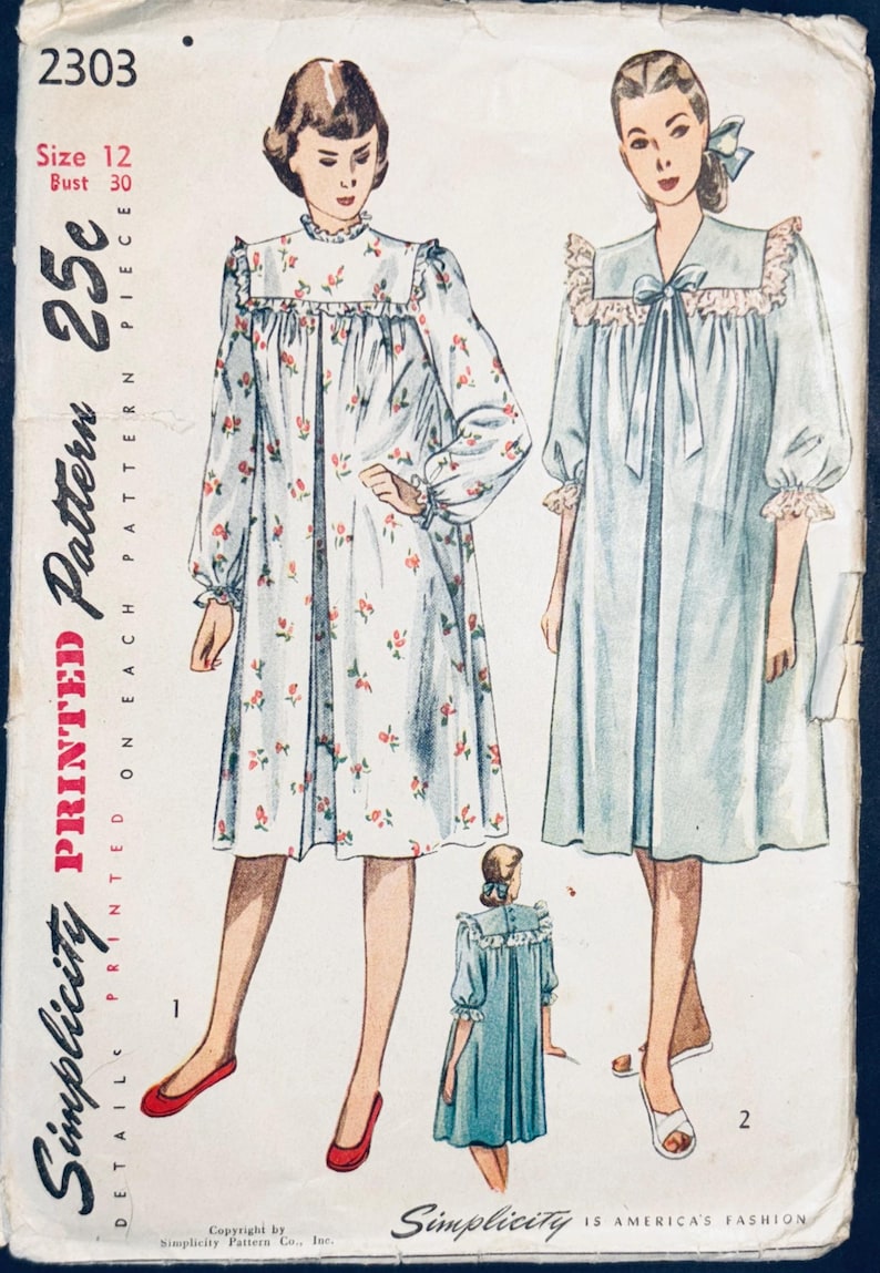 Puede incluir: Patr&oacute;n Simplicity vintage 2303 con ilustraciones de camisones. El patr&oacute;n muestra un camis&oacute;n con estampado floral y un camis&oacute;n azul liso con ribete de encaje. El patr&oacute;n es talla 12, contorno de busto 76 cm.