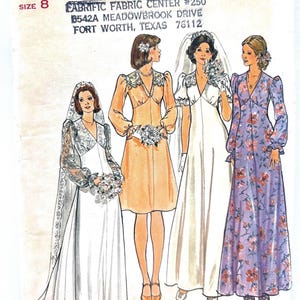 Może przedstawiać: Vintage wykrojnik krawiecki Butterick 4036 z czterema wzorami sukien ślubnych. Ilustracja przedstawia sukienkę w kwiaty z długim rękawem i klasyczną białą suknię ślubną. Wzór zawiera tekst "Butterick" i "The Fashion One".