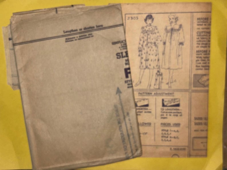 Puede incluir: Patr&oacute;n de costura vintage con un sobre de papel marr&oacute;n y una hoja de patr&oacute;n impresa. El sobre tiene texto en la parte superior y una flecha azul. La hoja de patr&oacute;n presenta ilustraciones de dos mujeres con abrigos.