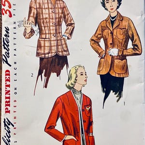 Może przedstawiać: Wzorzec szycia Simplicity vintage numer 4082 na kurtkę. Wzorzec jest wydrukowany na białym tle z ilustracjami trzech kobiet noszących różne wersje kurtki. Wzorzec jest dla rozmiaru 14, biust 81 cm i kosztuje 35 groszy.