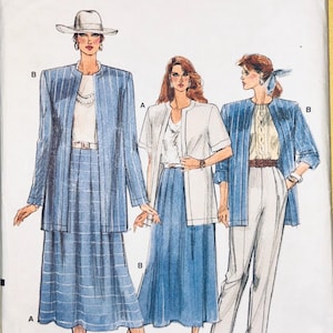 Op de afbeelding: Vogue Patterns naaipatroon met drie damesoutfits. De outfits omvatten een rokpak, een rok- en jascombinatie en een broekpak. Het patroonnummer is 9888 en de maatvoering is 8-12.