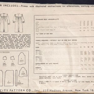 Puede incluir: Patr&oacute;n de costura Simplicity vintage para un vestido de hospital o maternidad para mujeres. Incluye instrucciones ilustradas para alteraciones, corte y costura. Con diagramas y requisitos de tela.