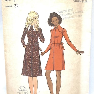 Op de afbeelding: Vintage naaipatroon voor een jurk, met twee modellen die verschillende versies van de jurk dragen. Het patroon is voor maten 5-13 en bevat instructies voor zowel junior als junior petite maten. Het patroonnummer is 6763 en de prijs is € 1,00.