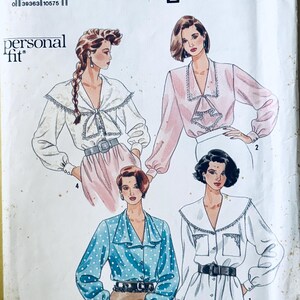 Peut inclure: Patron de couture Simplicity avec quatre modèles de chemisiers. Les chemisiers présentent des détails tels que des cols, des nœuds et des devants boutonnés. Le patron comprend les tailles U5 (16-24). L'image montre des illustrations des chemisiers.