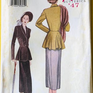 以下が含まれることがあります： ヴィンテージのButterickソーイングパターン。女性用スーツのイラストが描かれています。表紙には、ペプラムジャケットのダークブラウンのスーツと、お揃いの帽子をかぶったマスタードイエローのスーツが描かれています。「Retro Butterick '47」の文字が見えます。
