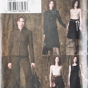 Op de afbeelding: Een naaipatroon getiteld "V7947" met de tekst "five easy pieces". Het patroon toont afbeeldingen van dameskleding, waaronder een pak, een jas, een rok en een broek. De maten zijn 12, 14 en 16.