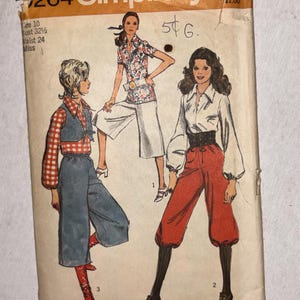 Puede incluir: Patrón de costura Simplicity vintage, número 264, con ilustraciones de tres conjuntos diferentes. El patrón incluye medidas para una talla 10, con un contorno de pecho de 82,5 cm y una cintura de 61 cm. La portada está desgastada.