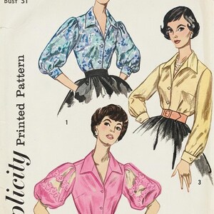Könnte beinhalten: Vintage Simplicity-Schnittmuster 3229. Die Illustration zeigt drei Frauen, die Blusen mit verschiedenen Designs tragen. Die Blusen sind blau geblümt, gelb und rosa mit Spitzärmeln. Das Muster enthält die Größe 10 und Brustumfang 79 cm.