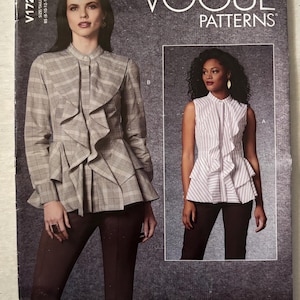 Könnte beinhalten: Eine Vogue Patterns Schnittmusterhülle V1728 für die Größen 8-16. Die Vorderseite zeigt zwei Varianten einer Bluse mit Stehkragen und kaskadierenden Rüschen. Eine Version hat lange Ärmel mit Karomuster, die andere ist ärmellos mit vertikalem Streifenmuster.