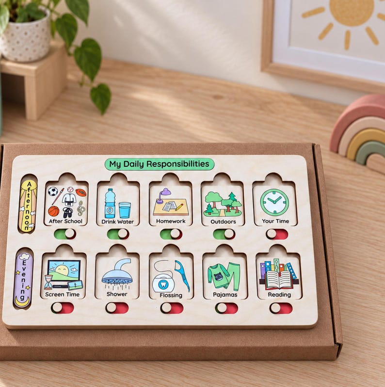 Puede incluir: Un tablero de responsabilidades diarias de madera clara con diez ranuras rectangulares, iconos coloridos y etiquetas como After School, Drink Water, Homework, Outdoors, Your Time, Screen Time, Shower, Flossing, Pajamas y Reading.