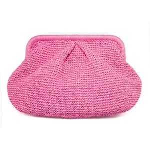 Puede incluir: Un bolso de mano de crochet rosa con la parte superior fruncida.