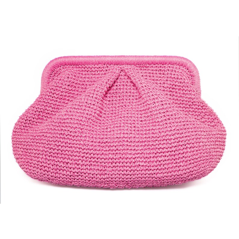 Puede incluir: Un bolso de mano de crochet rosa con la parte superior fruncida.