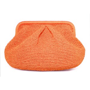 Puede incluir: Un bolso de mano de crochet de color naranja brillante con la parte superior fruncida y una textura lisa tejida.