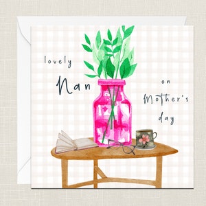 Lovely Nan On Mother’s Day Carte de vœux avec enveloppe - Cartes pour elle - Cadeaux pour maman - Fleurs florales - Vase à verres à livres - Thé Café