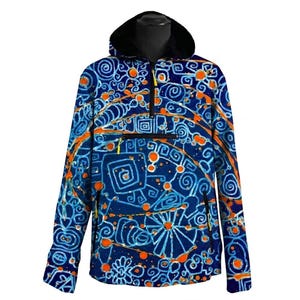 Puede incluir: Una sudadera con capucha de manga larga con una base azul vibrante con intrincados patrones de remolinos azul claro, formas geométricas y acentos circulares de color naranja brillante. La prenda incluye una capucha negra, una cremallera y un bolsillo frontal.