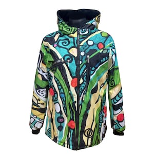 Puede incluir: Chaqueta con capucha y estampado abstracto colorido, con predominio de verde, amarillo y azul, detalles en rojo y negro. Cuenta con múltiples bolsillos con cremallera y un interior negro. El diseño incluye formas y líneas orgánicas.