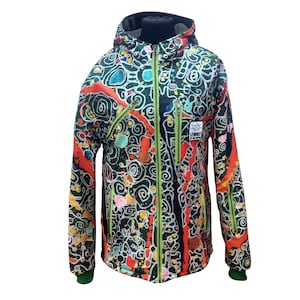 Op de afbeelding: Een groene, zwarte, oranje en witte geprinte hooded jas met een limoengroene rits. De jas heeft twee ritszakken aan de voorkant en een klein patch met de tekst "Lemur" aan de rechterkant.