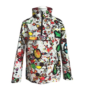 Op de afbeelding: Een wit jack met een kleurrijke abstracte print. De print bevat een verscheidenheid aan vormen, lijnen en stippen in tinten rood, geel, groen, blauw en zwart.