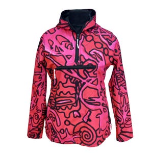 Może przedstawiać: Różowa i czarna kurtka z kapturem, zapinana na zamek błyskawiczny, z unikalnym abstrakcyjnym wzorem. Kurtka ma czarny zamek błyskawiczny i czarny kaptur ze sznurkiem.