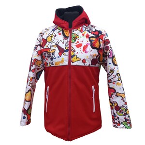 Op de afbeelding: Een rode en witte capuchontrui met een kleurrijke abstracte print. De trui heeft een ritssluiting en twee zakken.