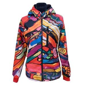 Könnte beinhalten: Eine Kapuzenjacke mit einem lebendigen, abstrakten Design in Rot-, Orange-, Gelb-, Blau- und Lilatönen. Die Jacke hat einen durchgehenden Reißverschluss, zwei Vordertaschen und rote Bündchen. Das Wort "LEMANE" ist auf der linken Brustseite zu sehen.