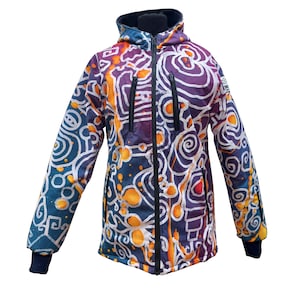 Op de afbeelding: Een kleurrijk hooded jack met een wit, oranje en paars abstract patroon. Het jack heeft een ritssluiting en twee zakken aan de voorkant.