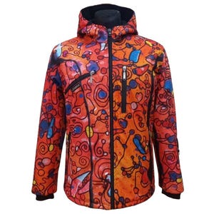 Puede incluir: Chaqueta con capucha con un diseño abstracto vibrante en tonos naranja, rojo, azul y amarillo. La chaqueta tiene una cremallera completa, dos bolsillos con cremallera y ribetes negros. La marca "LEMINK" es visible.
