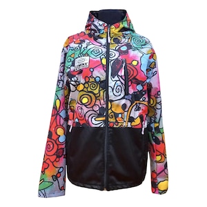 Op de afbeelding: Een kleurrijk hooded jack met een zwart ondergedeelte en een ritssluiting. Het jack heeft een graffiti-print met swirls, stippen en abstracte vormen in tinten roze, rood, geel, blauw en groen. De tekst "LEMINX" is zichtbaar op het jack.