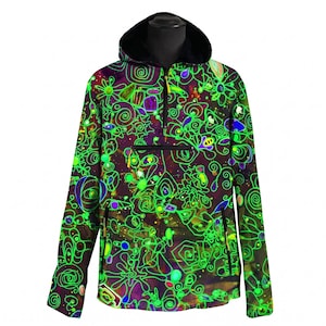 Puede incluir: Una sudadera con capucha y mangas largas con una base de color morado oscuro y un patrón abstracto de color verde neón con espirales, formas geométricas y motivos florales. La prenda incluye un forro negro en la capucha, cremallera y bolsillos.