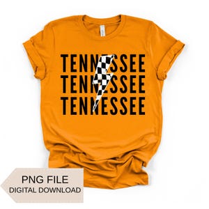 Puede incluir: Camiseta naranja con la palabra "Tennessee" repetida tres veces en negro, con un rayo a cuadros en blanco y negro. La camiseta también tiene el texto "PNG FILE DIGITAL DOWNLOAD".