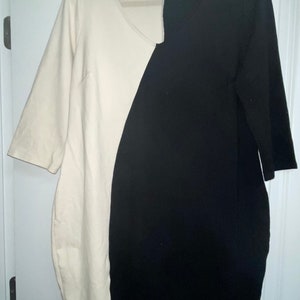 Vestido ajustado negro y crema de talla grande con cinturón 2X/3X