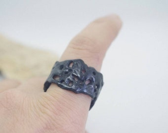 Anello in ottone ossidato testurizzato: gioiello unisex regolabile stile boho