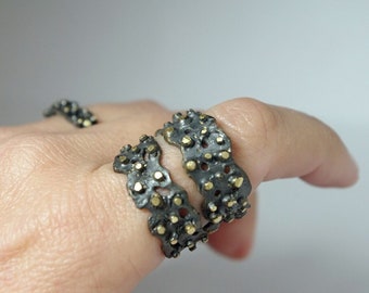 Anello regolabile in oro nero: anello con bollicine in ottone ossidato