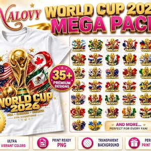 Op de afbeelding: Wit T-shirt met een gouden trofee, vlaggen en tekst voor het Wereldkampioenschap 2026. Het ontwerp bevat de vlaggen van de VS, Canada en Mexico. Het shirt heeft ook de tekst "World Cup 2026" en "FIFA Champions".