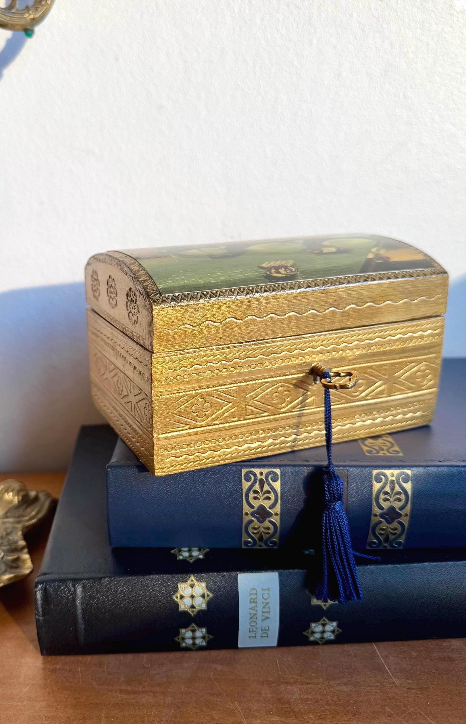 ヴィンテージイタリアン木製収納ボックス：金彫りの鍵付き秘密箱