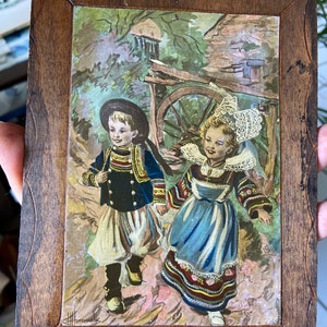 Cuadro francés antiguo de Charles Homualk. Obra de arte en miniatura firmada sobre panel de madera. Niño y niña con traje folclórico bretón.