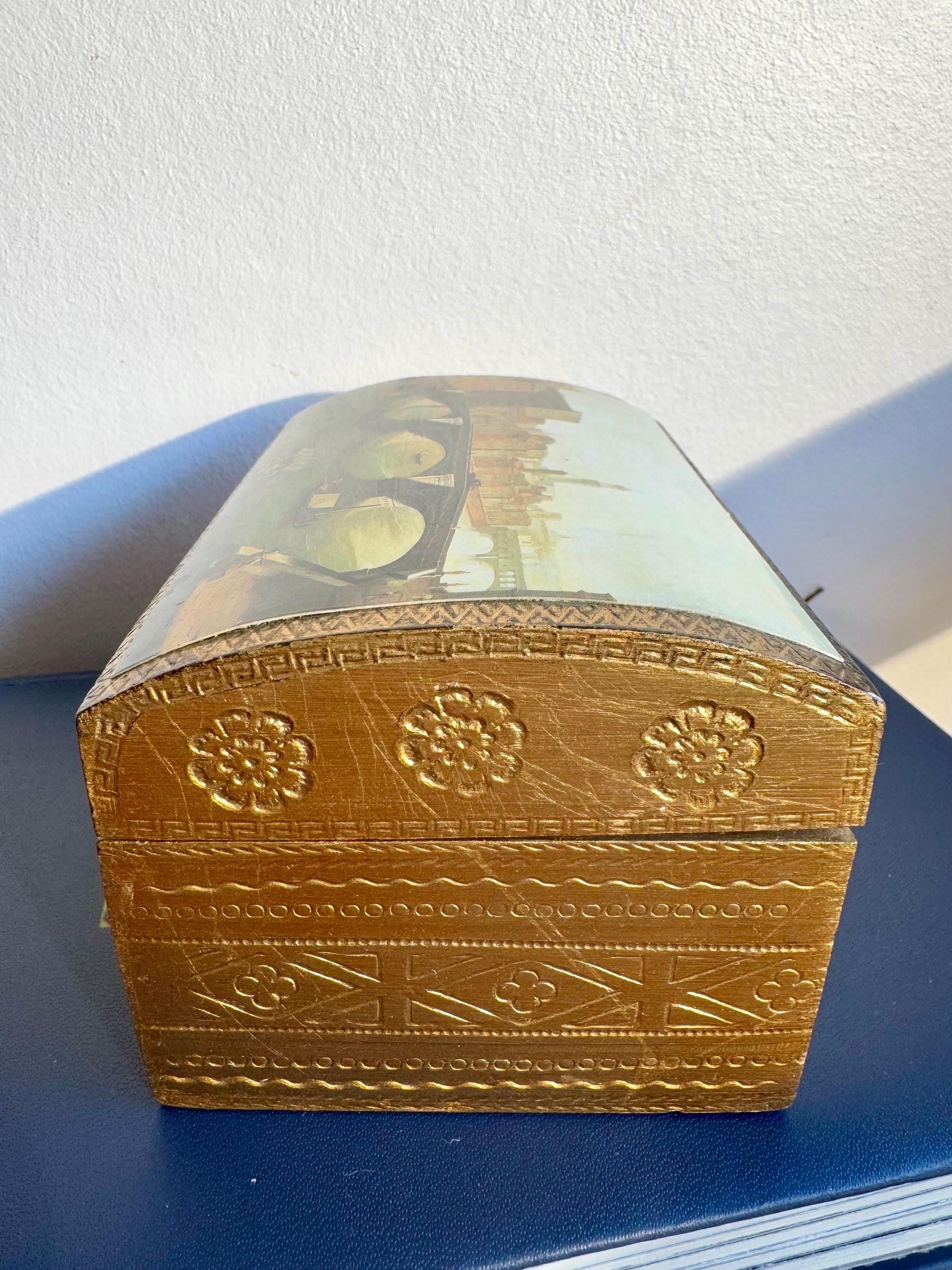 ヴィンテージイタリアン木製収納ボックス：金彫りの鍵付き秘密箱