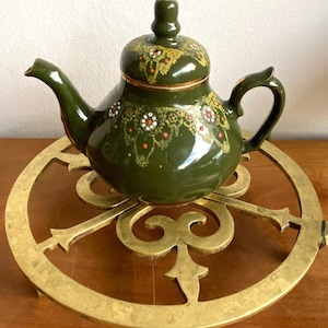 Antieke Franse porseleinen theepot: La Saint Uzienne handgeschilderd olijfgroen, goud, rood