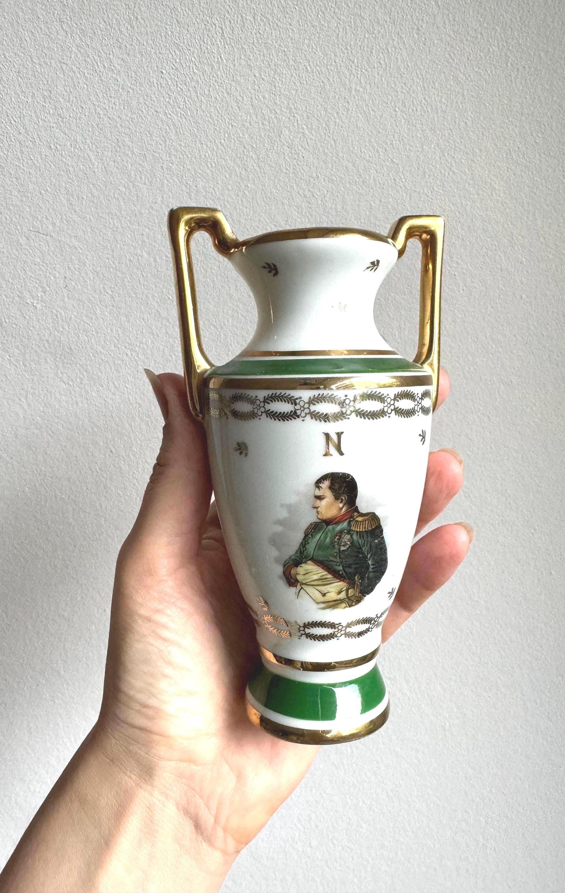 Antike Französische Miniatur Porzellanvase. Napoleon & Josephine Portraits Dekor. Vintage authentische Marked Chin a, made in France Decor.