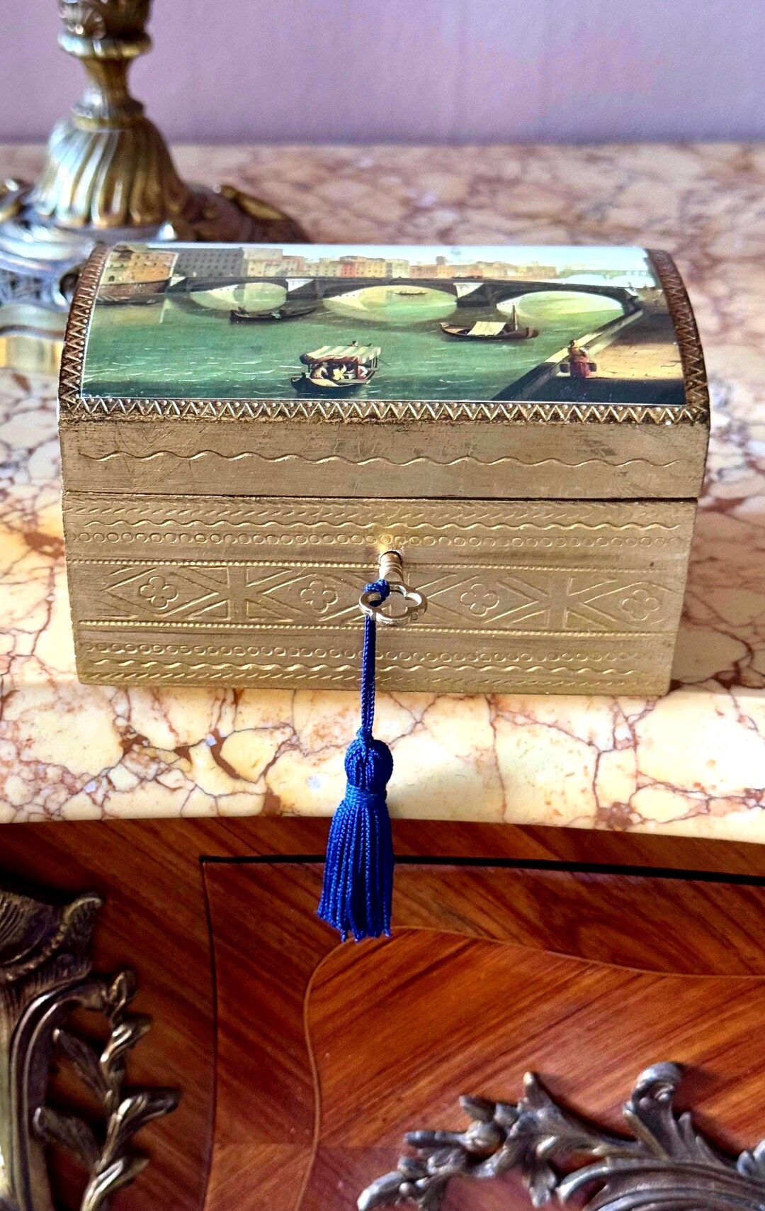 ヴィンテージイタリアン木製収納ボックス：金彫りの鍵付き秘密箱