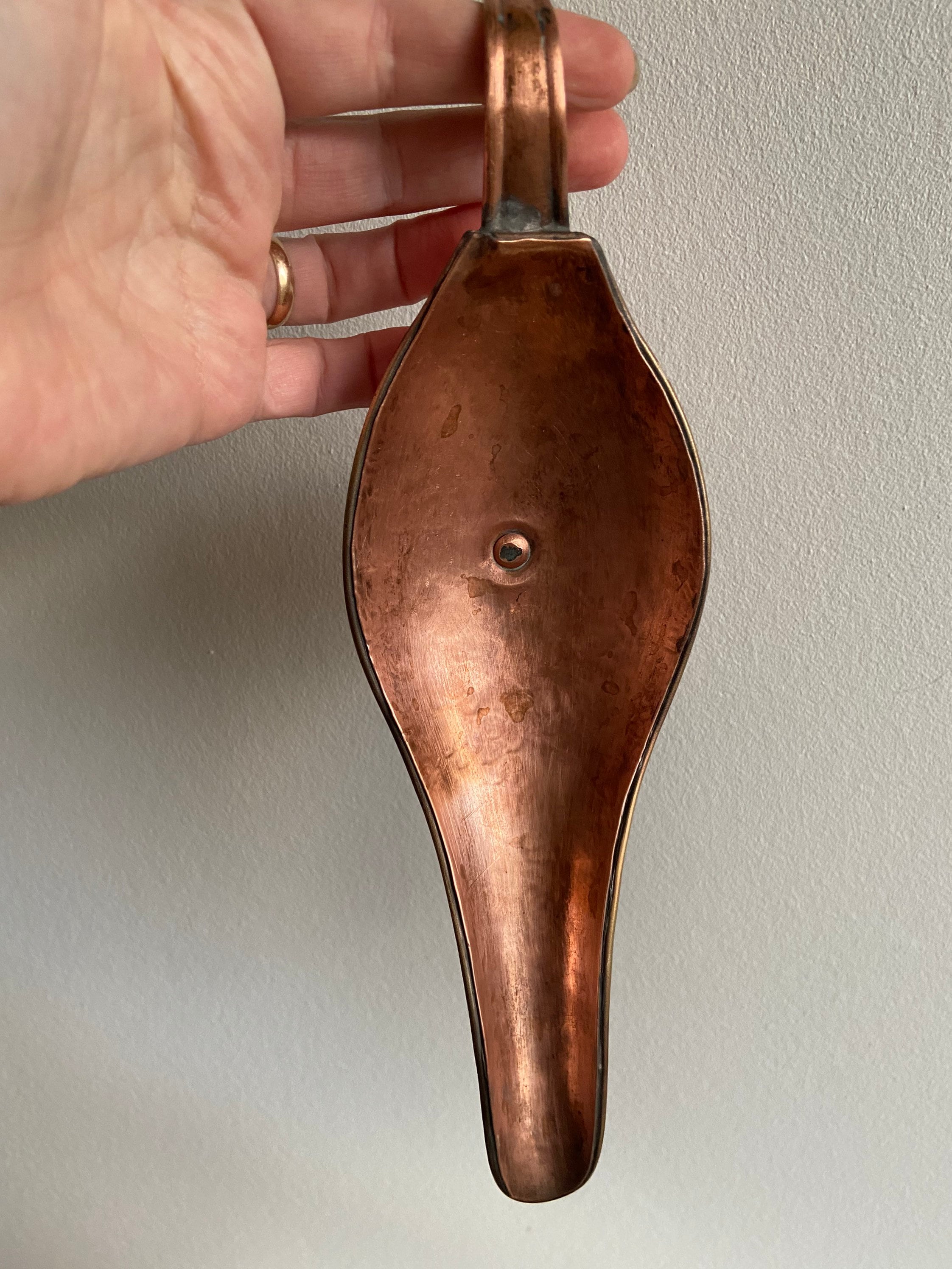 Bateau Antique en Cuivre et Laiton. Bateau de Sauce Forme Élégante avec Lèvre Longue Poignée Courbe,