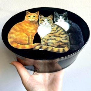 Caixa de armazenamento vintage oval de papelão preto com tampa decorativa de gatos. Baú de papel laqueado para joias e bugigangas.