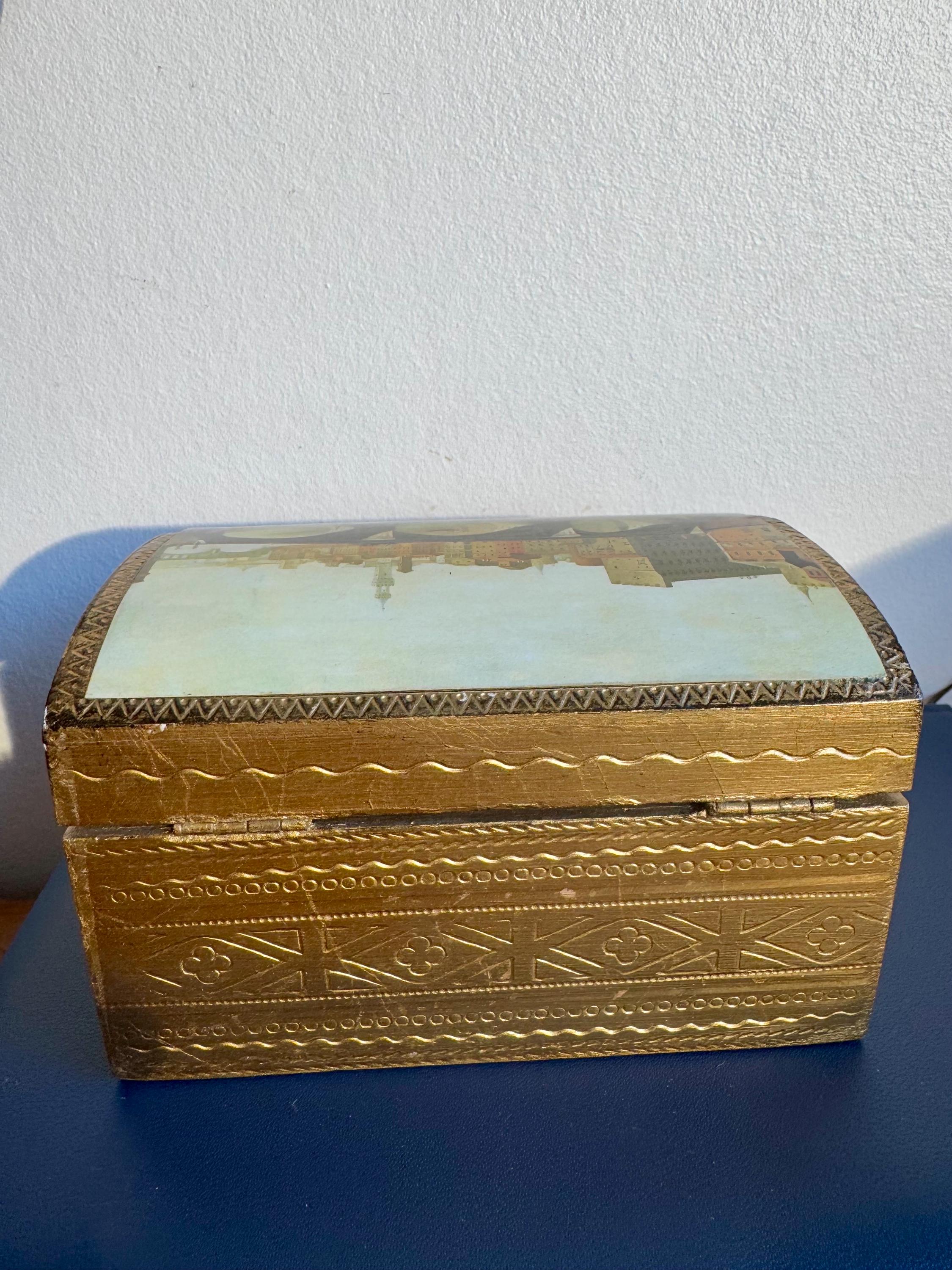 ヴィンテージイタリアン木製収納ボックス：金彫りの鍵付き秘密箱